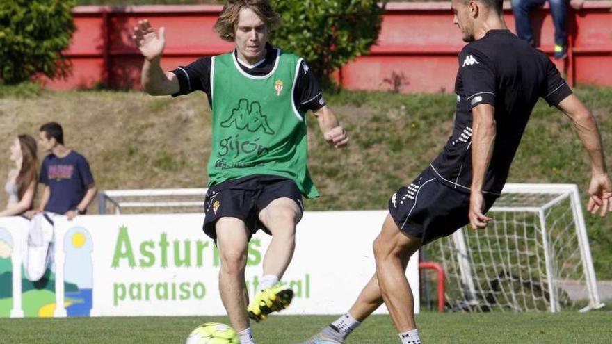 Halilovic intenta cortar el pase de Sergio.