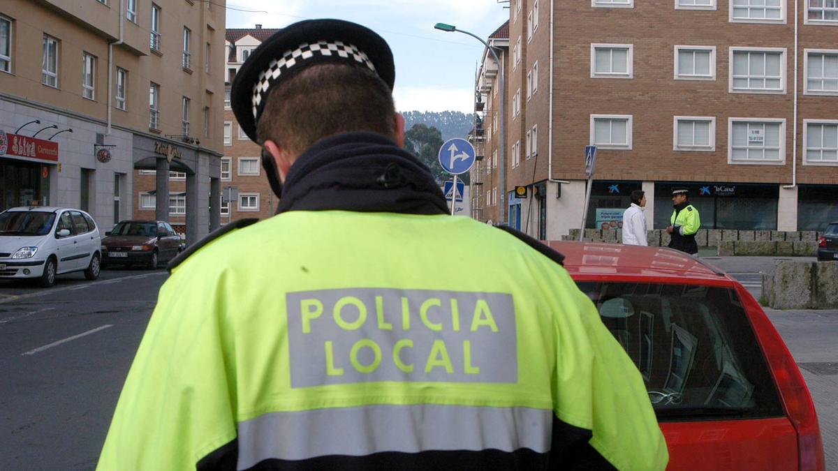 Un policía local de Cambre, durante una intervención.