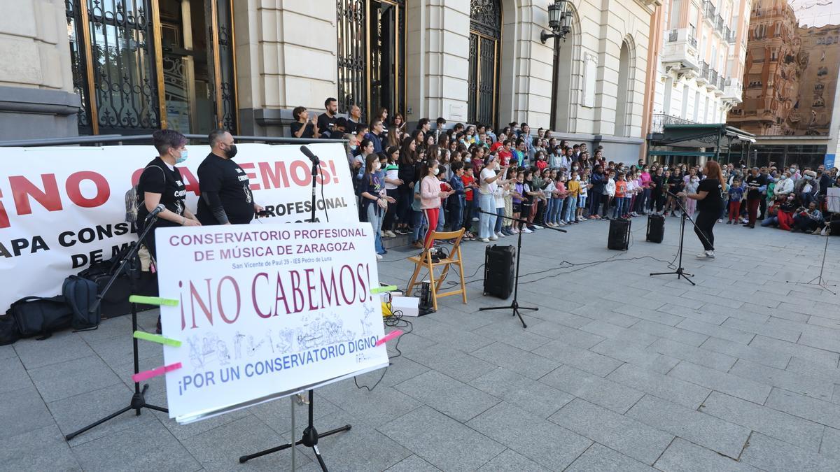 Los alumnos del Conservatorio, durante un concierto de protesta en Plaza España.