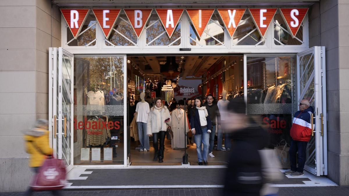 Inicio de las rebajas de invierno en el centro de Barcelona, en la calle Pelayo