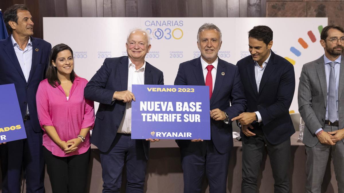 Eddie Wilson y Ángel Víctor Torres sostienen el cartel de la reapertura de la base de Ryanair en Tenerife Sur.jpg