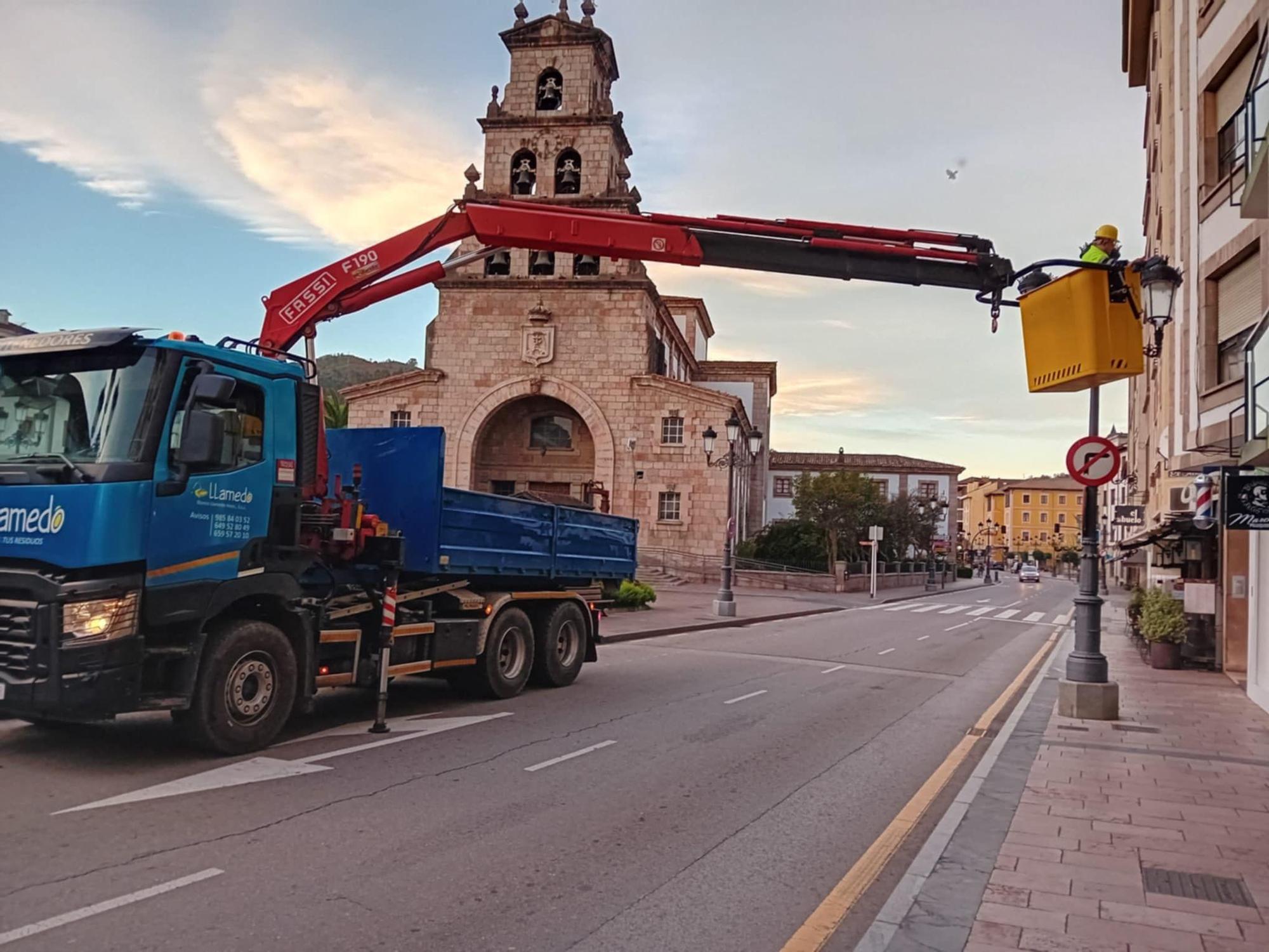 Limpieza de farolas en Cangas de Onís.
