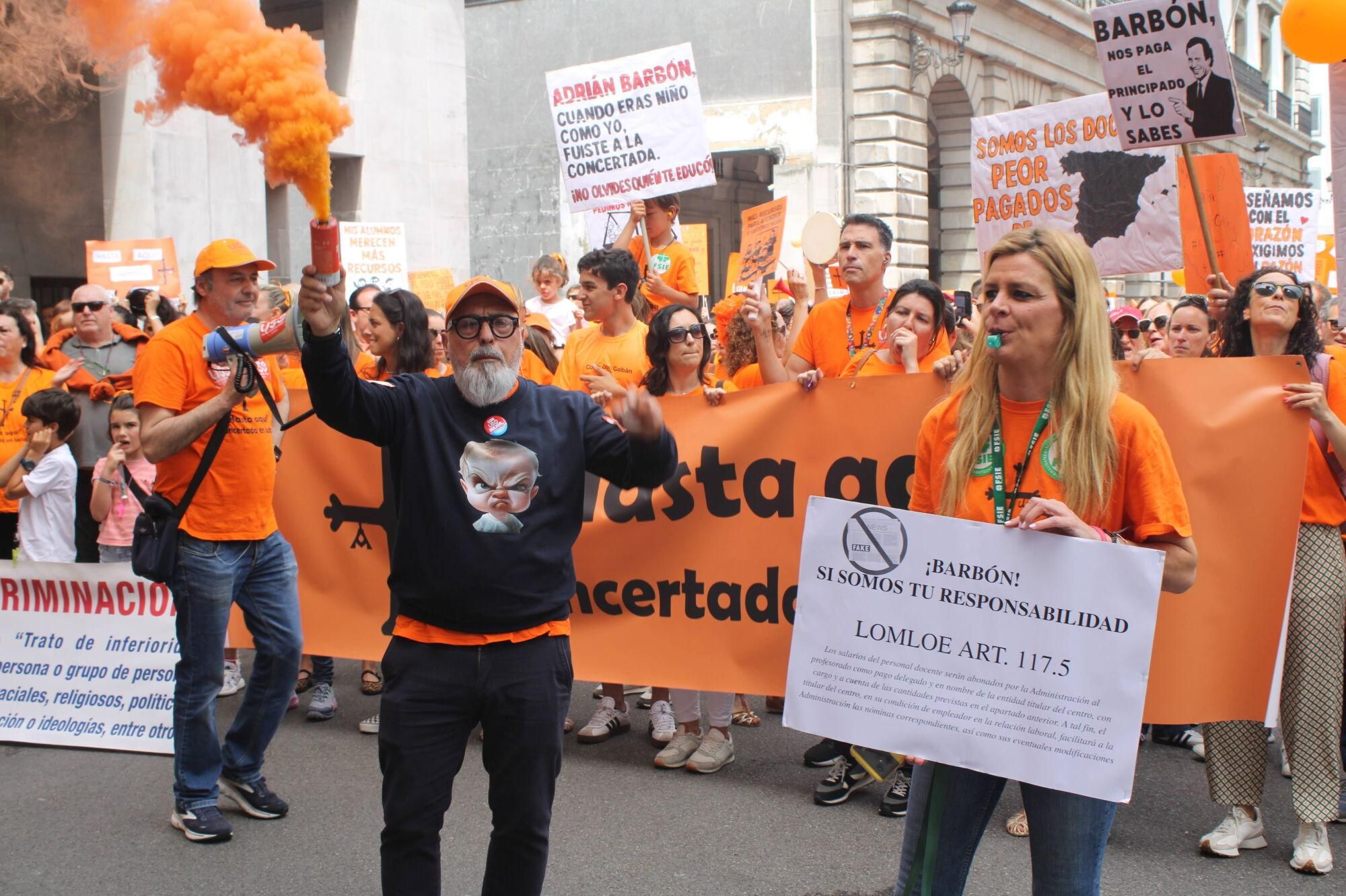 Así fue la multitudinaria marcha naranja de la concertada en Asturias