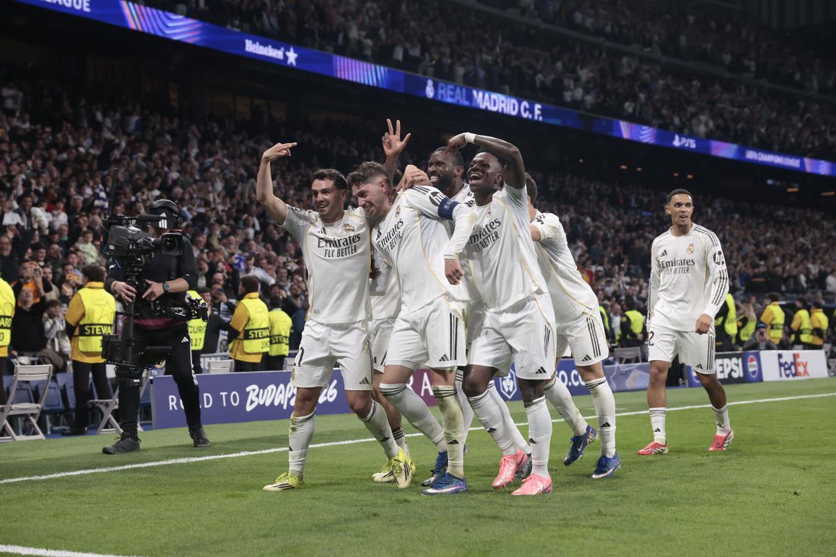 Los jugadores del Real Madrid celebran el triplete de Valverde.