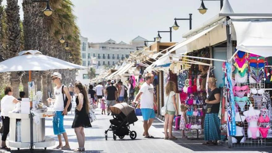 El paseo marítimo de las playas del norte acogerá un total de 81 puestos de venta ambulante.