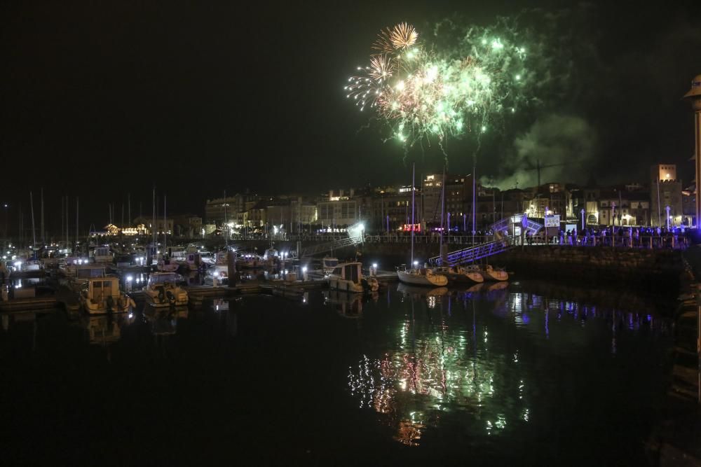 Espectáculo pirotécnico en las fiestas de Begoña, en Gijón.