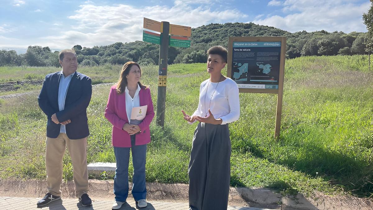 Albert Sanz, vicepresident 3r del Consell Comarcal; Lídia Campeny, regidora de Cultura i Turisme de l'Ajuntament de Maçanet de la Selva; i Natàlia Figueras, alcaldessa de Maçanet de la Selva