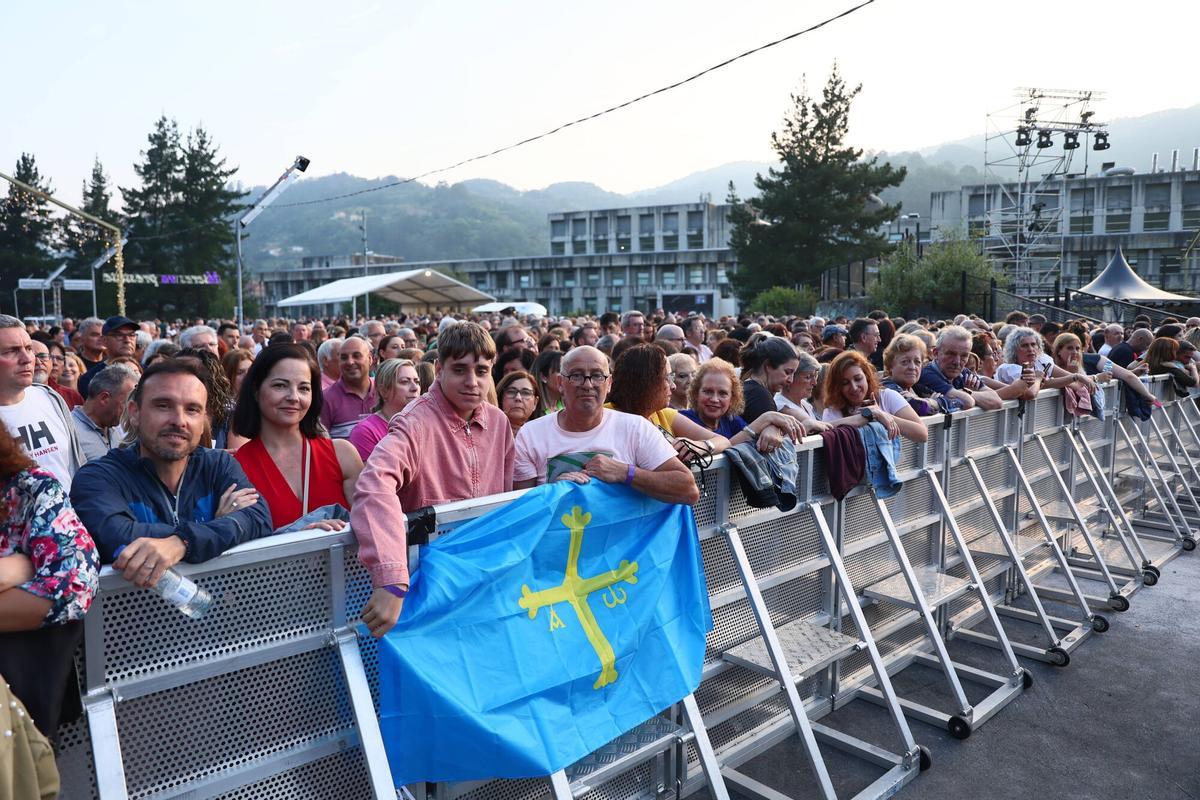 EN IMÁGENES: Concierto de Víctor Manuel por San Xuan en el Pozu Barreo