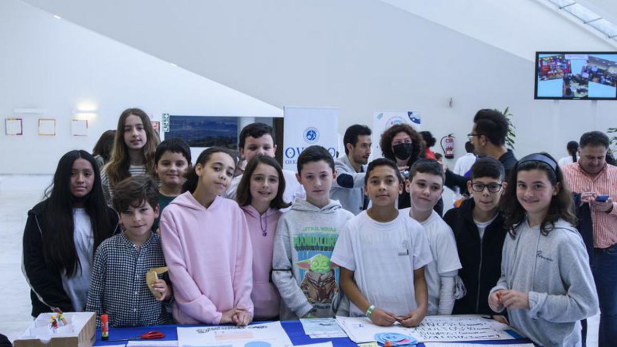  Un grupo de alumnos del Veneranda Manzano, con sus proyectos, incubadora de ideas.