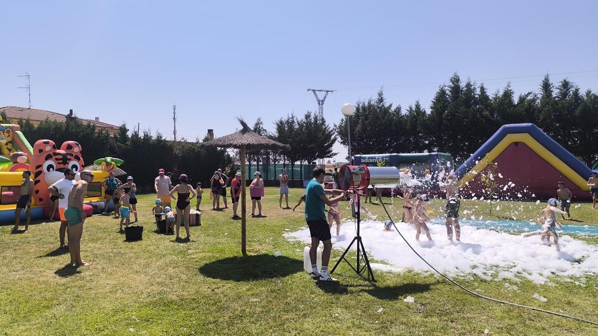 GALERIA | Fiesta de la espuma en San Cristóbal de Entreviñas
