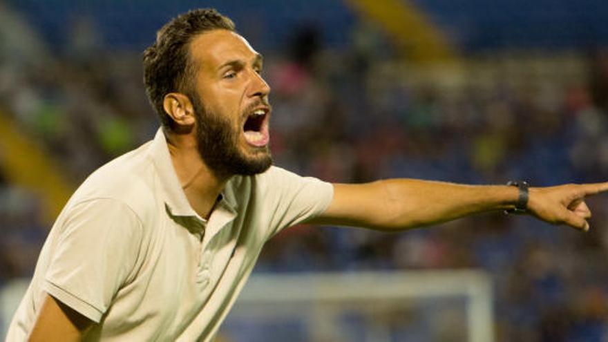 El técnico del Hércules Lluís Planagumà da órdenes a sus jugadores en el duelo inaugural de Liga frente al Ontinyent.