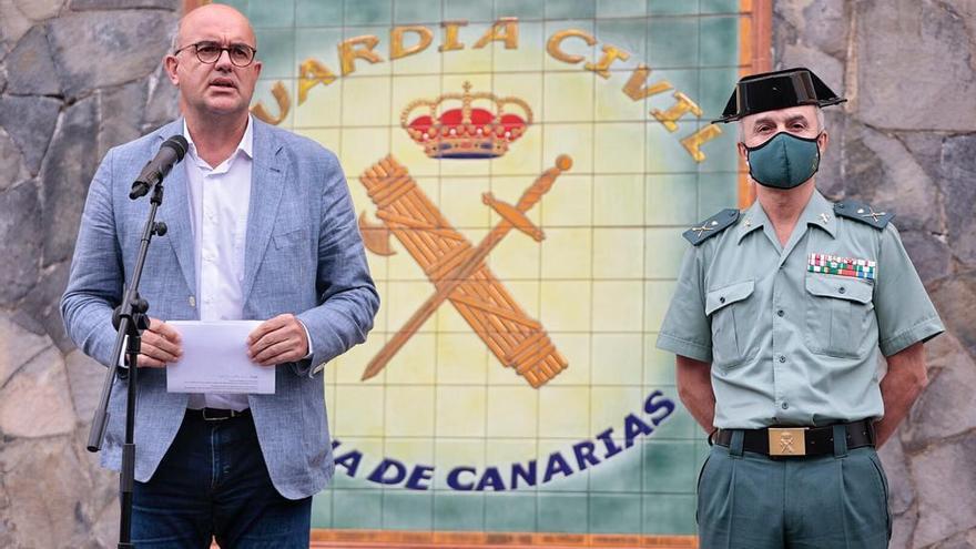 El delegado del Gobierno en Canarias, Anselmo Pestana, y el general de la Guardia Civil de la Zona de Canarias, Juan Miguel Arribas, en rueda de prensa.