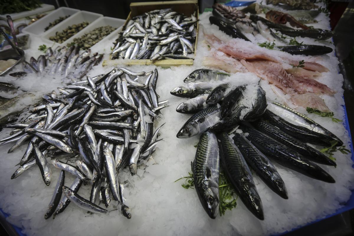 Pescado fresco en una parada del mercado de la Concepció.