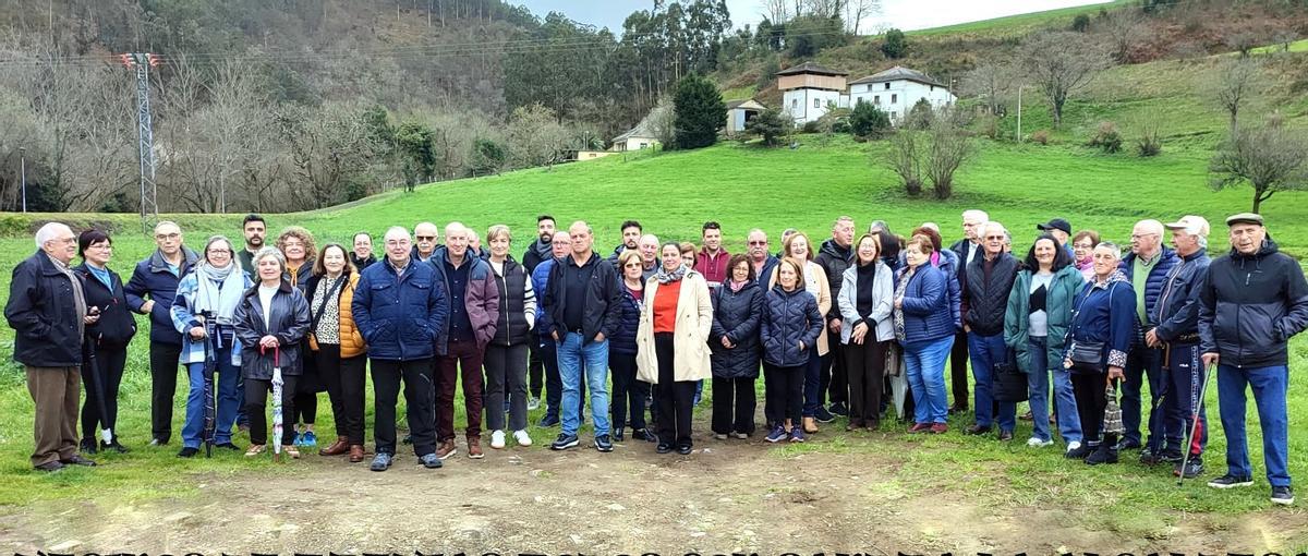Un grupo de vecinos de Trevías en la zona donde se quiere ubicar la depuradora.