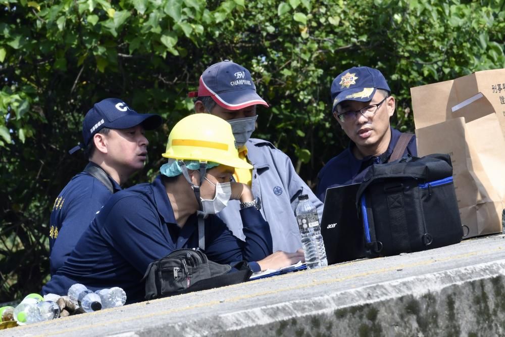 Al menos 18 muertos al descarrilar un tren en Taiwán