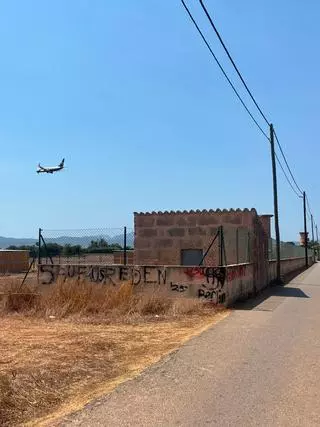 Una pintada en alemán exalta «el beber alcohol» en el campo mallorquín