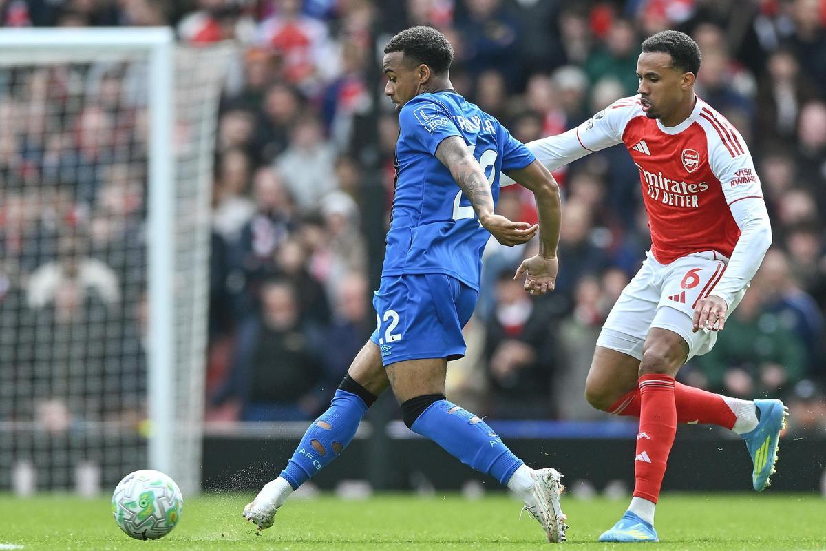 Eli Junior Kroupi durante el partido contra el Arsenal