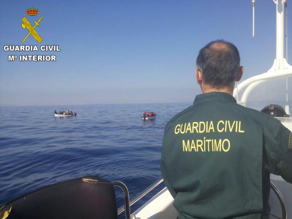 Rescate de 21 inmigrantes en dos pateras al sur de Torrevieja por parte del servicio marítimo de la Guardia Civil