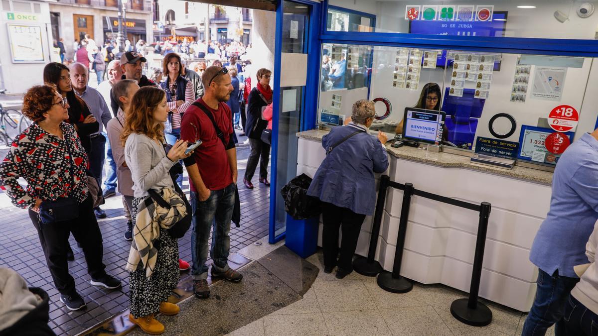 Colas para comprar un décimo de Lotería de Navidad en la mítica administración Valdés