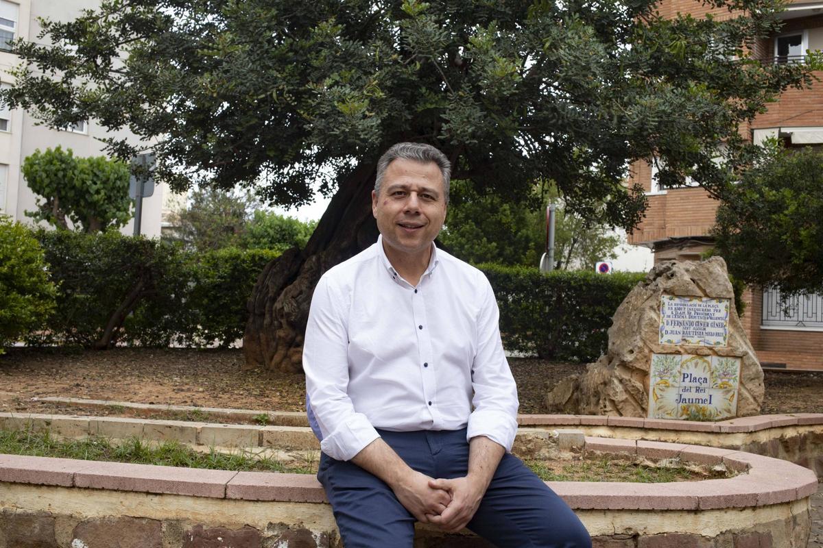 Roberto Granero, en la plaça Jaume I de l'Alcúdia de Crespins.