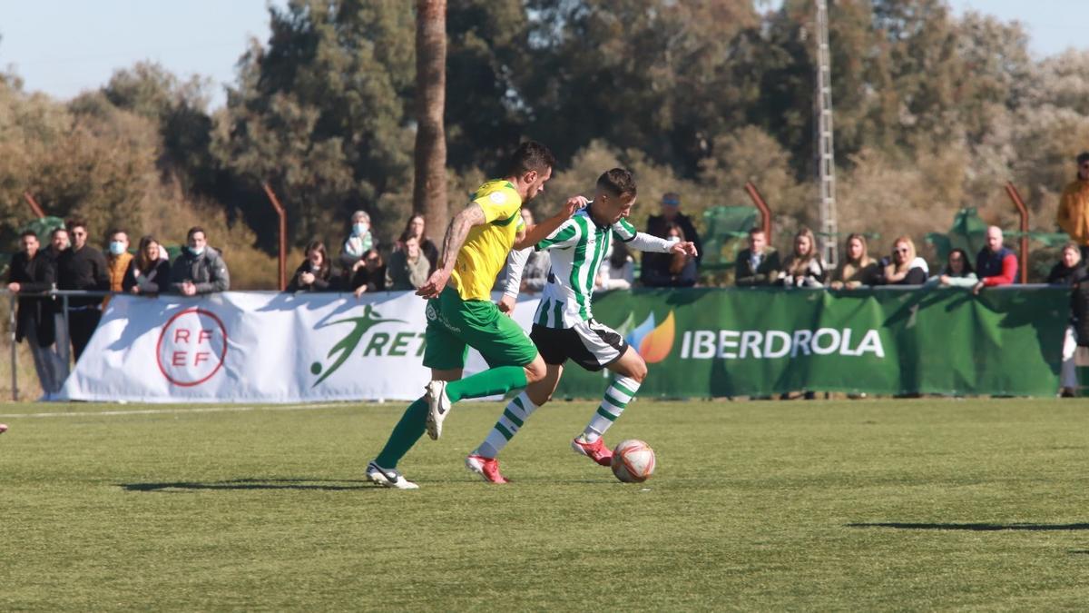 Ale Marín conduce el balón ante un defensor barreño durante el encuentro de este domingo entre el Córdoba CF y Los Barrios, en la Ciudad Deportiva.