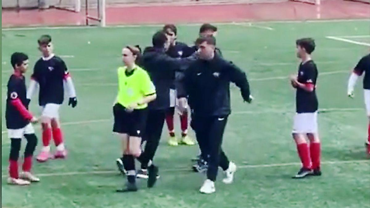 Un entrenador d'alevins salta al camp per intimidar l'àrbitre a Badalona