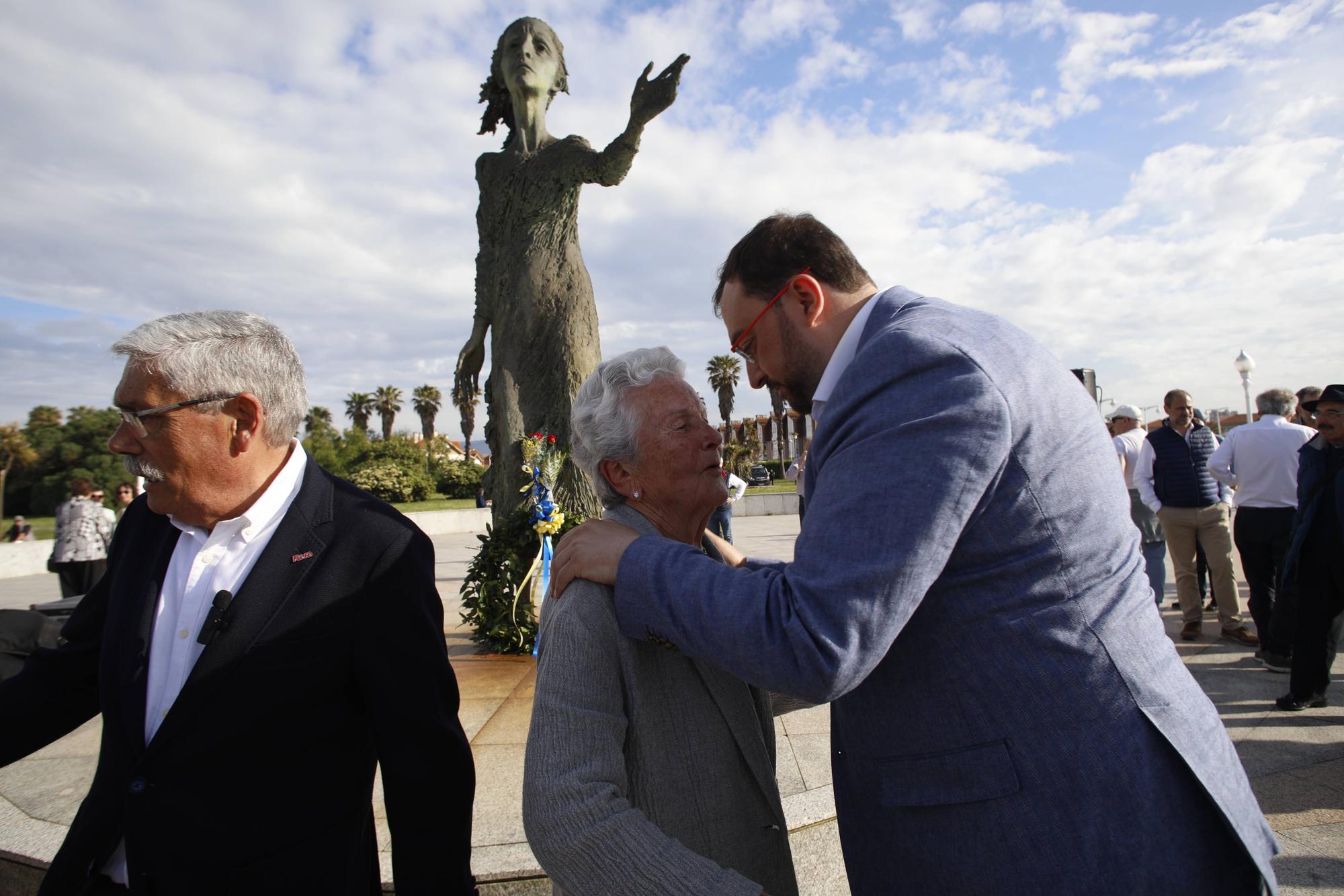 EN IMÁGENES:  Así fue el homenaje a los exiliados por la Guerra Civil y la posterior represión franquista organizado por los socialistas de Gijón junto a la estatua de "La Madre del Emigrante"