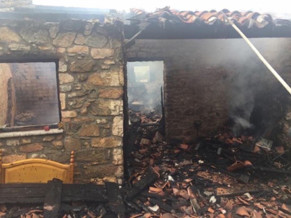 Incendio de una casa en Villaviciosa