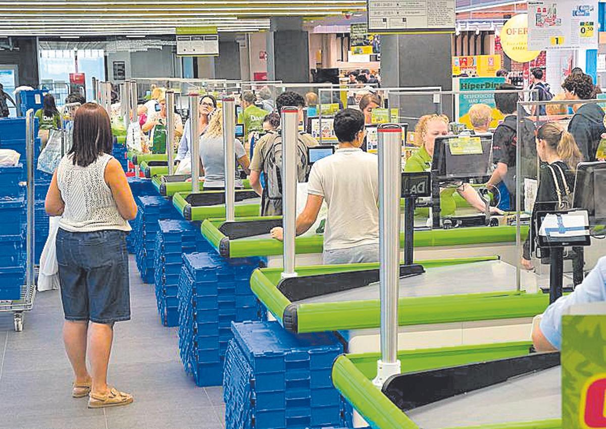 Clientes en las cajas de un supermercado.