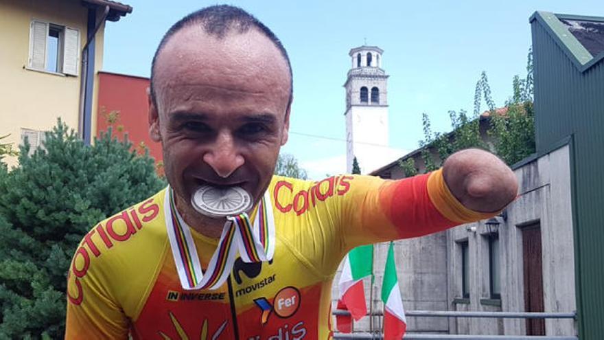 Ricardo ten muerde la medalla de plata de la prueba en ruta