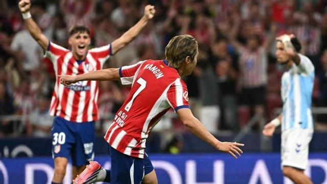 Kang In celebra el seu primer gol amb l’Atlètic, ahir a la nit. | JAVIER SORIANO / AFP