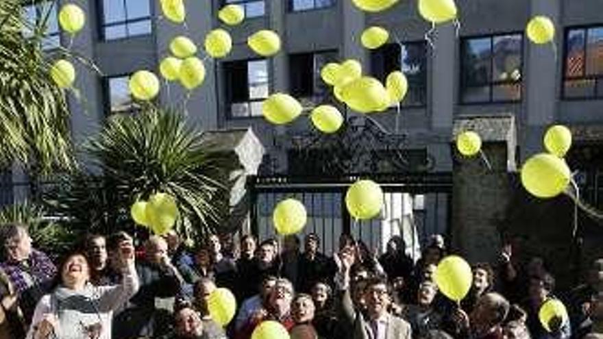 Los asistentes lanzaron globos al aire. // R. Grobas