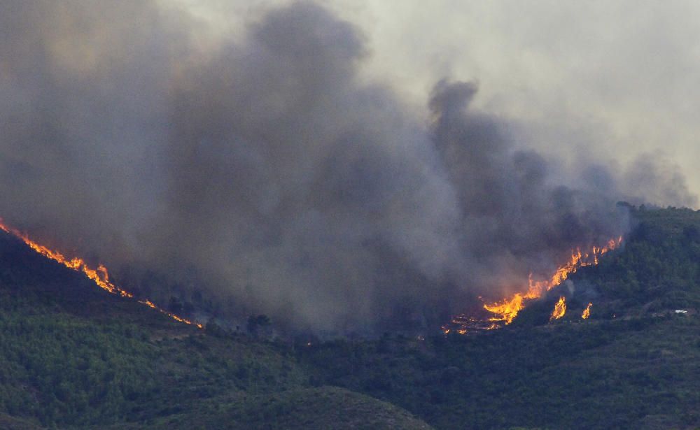 Un incendio amenaza la Sierra Calderona