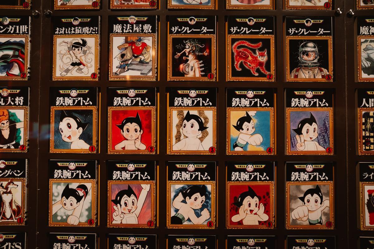 Ejemplares de la obra de Osamu Tesuka que se exhiben en la muestra “The Art of Manga”, en Madrid.