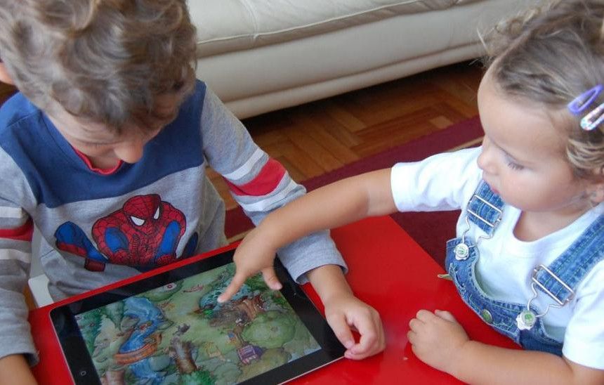 Dos niños juegan con una tablet.