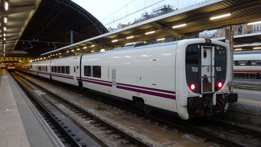 Uno de los trenes 107, en la estación de Chamartín (Madrid). | TALGO