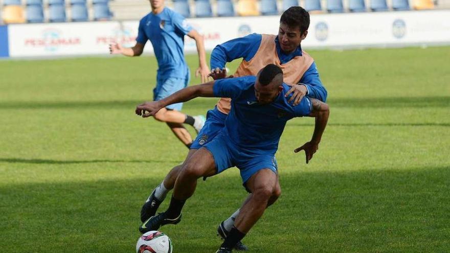 Pedro García es presionado por Kevin en un entrenamiento en Pasarón // Rafa Vázquez.