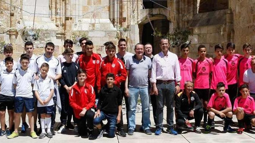 Los jugadores participantes en el torneo posan junto a las autoridades en la sede de la Fundación Rei Afonso Henriques.