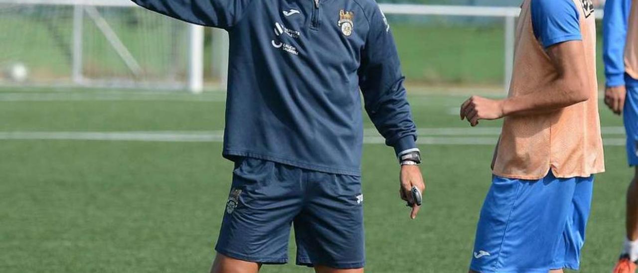 Luisito dando instrucciones en un entrenamiento en Príncipe Felipe. // Rafa Vázquez