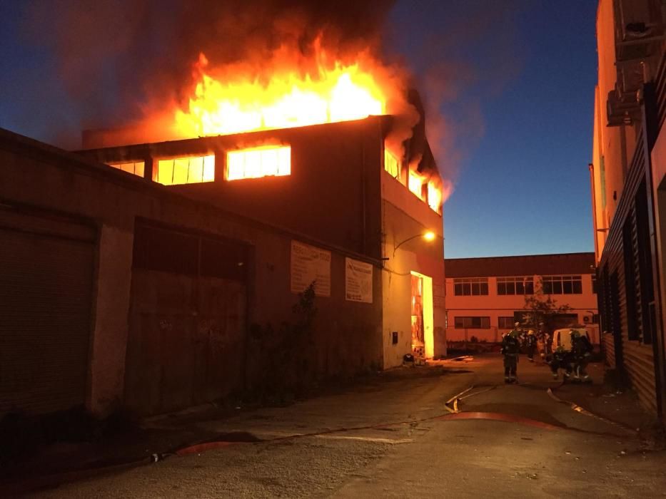 Incendio en una nave de la calle Benajama de Alicante