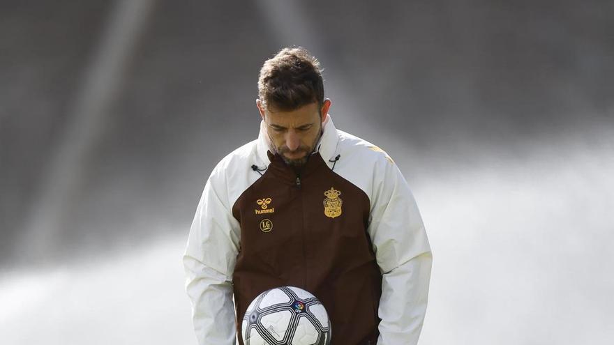 Luis García y el once más difícil en la UD Las Palmas: Viera y Herzog resisten y hay 'caso Barcia'