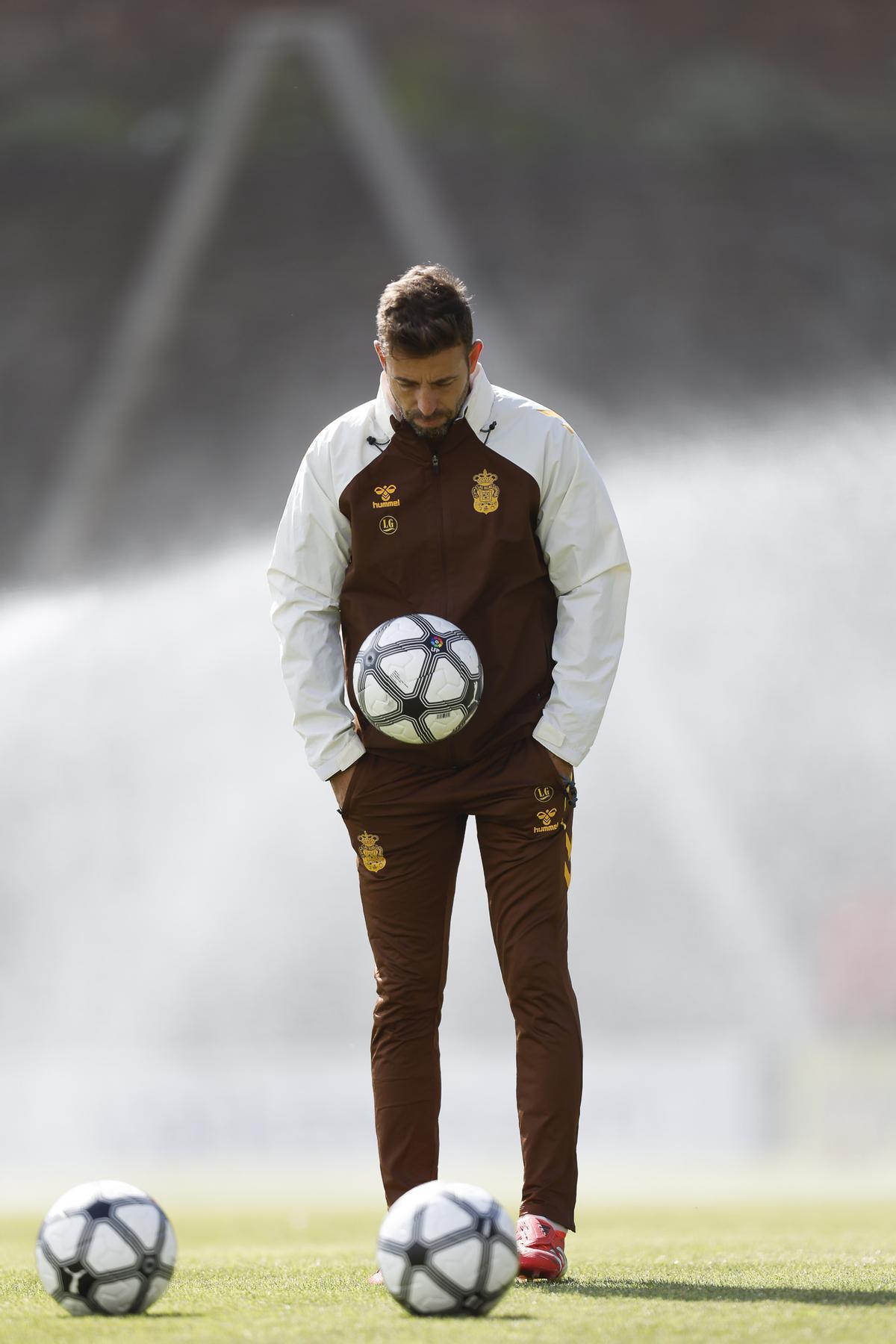 Luis García Fernández, con el balón de la jornada Retro.