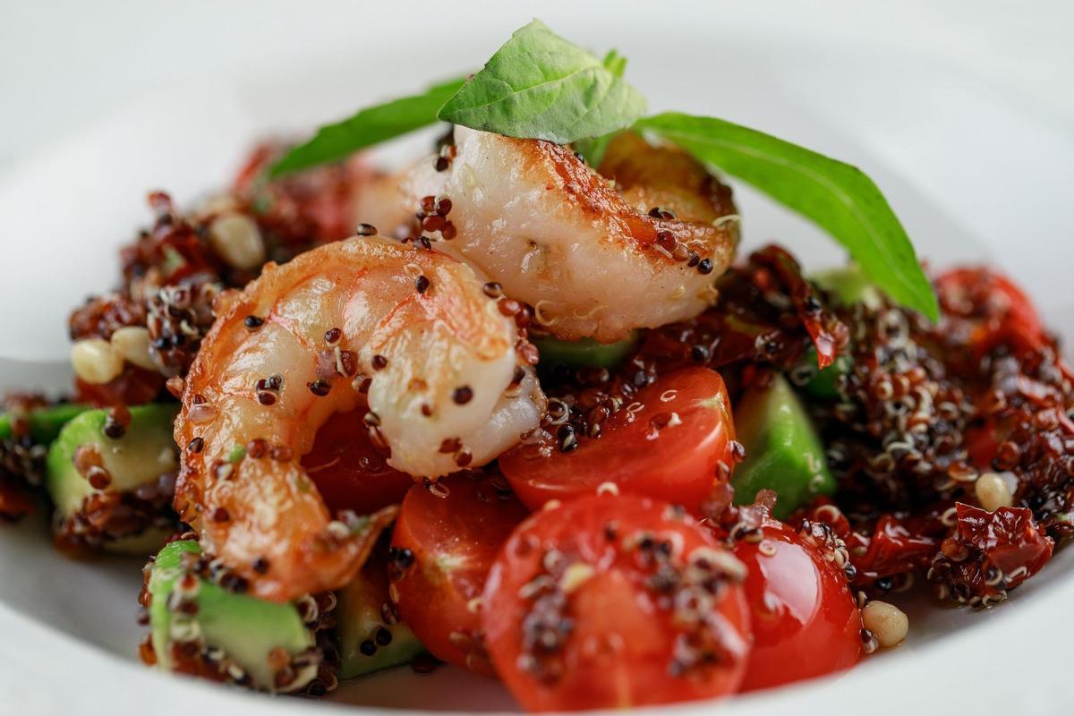 Ensalada de quinoa con langostinos.