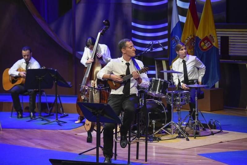 Acto de entrega de honores y distinciones del Cabildo.