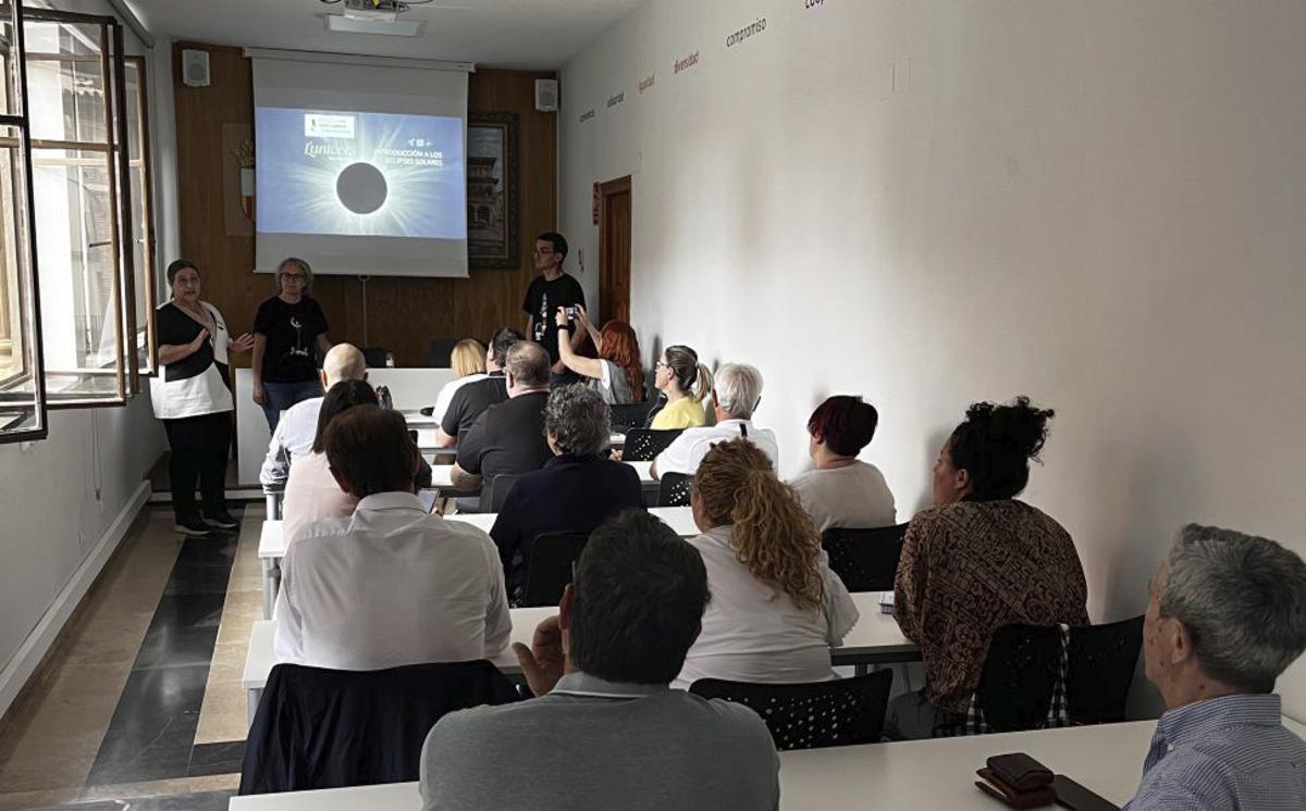 Charla informativa sobre el Eclipse. | SERVICIO ESPECIAL