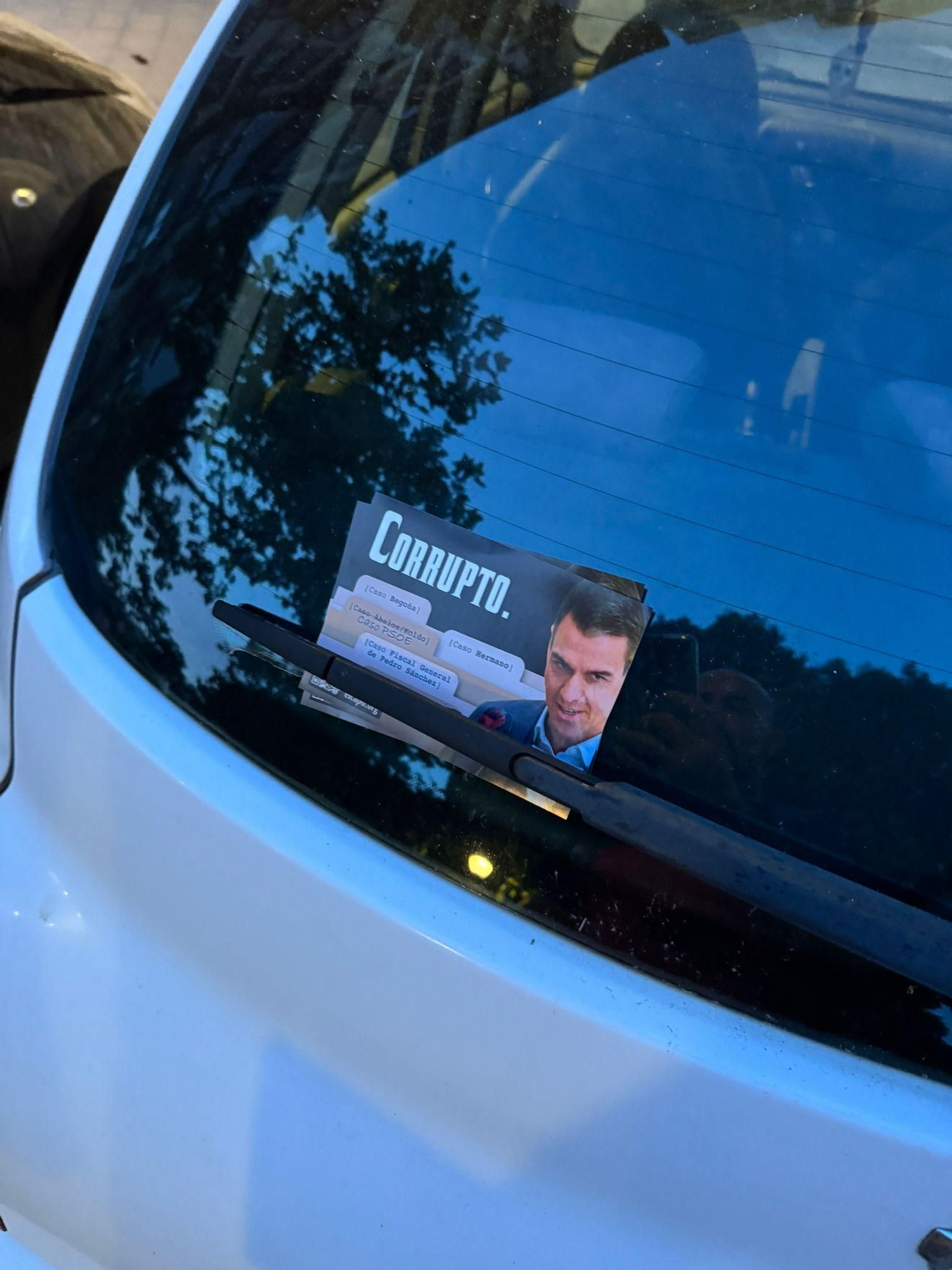 Galería de fotos: Castellón amanece plagada de pancartas en las que se señala a Pedro Sánchez como "corrupto"