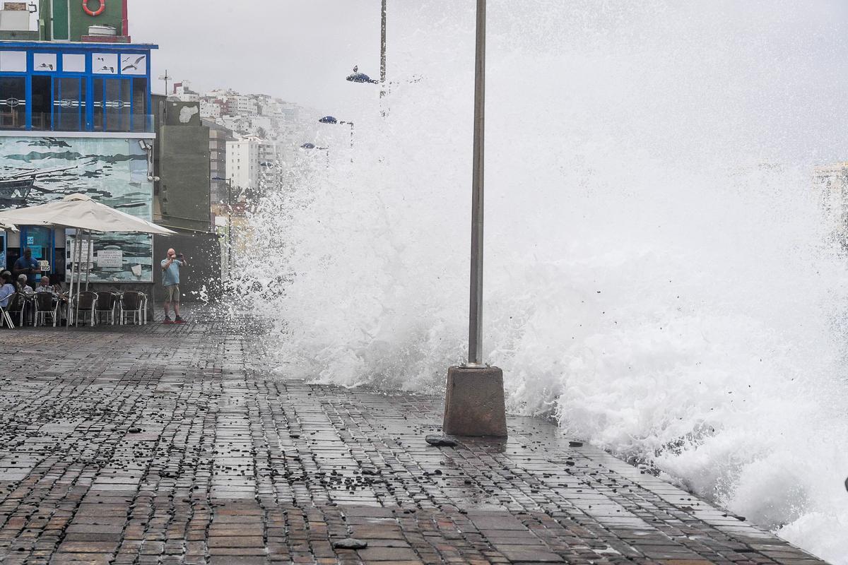 Oleaje fuerte en el paseo del barrio de San Cristóbal en Las Palmas de Gran Canaria. Oleaje fuerte en el paseo del barrio de San Cristóbal en Las Palmas de Gran Canaria.