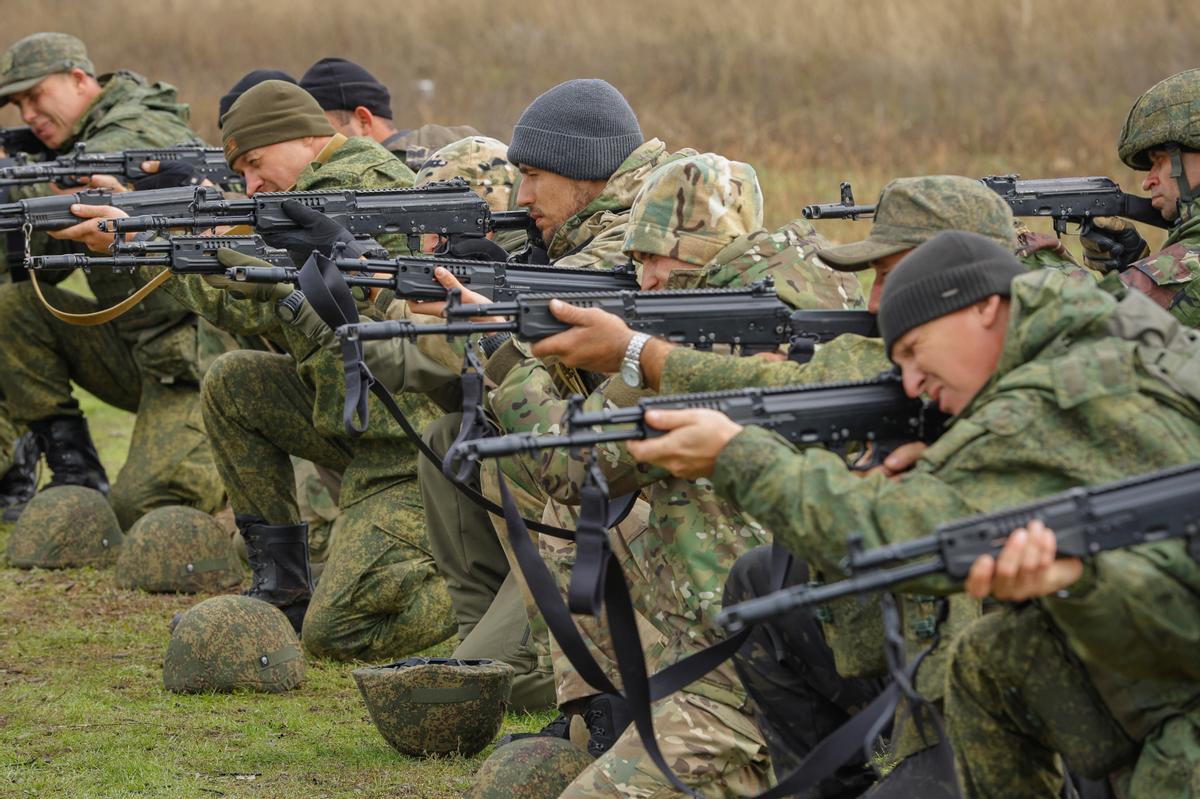 Reservistas rusos recién movilizados participan en un entrenamiento en un campo de tiro en la región de Donetsk