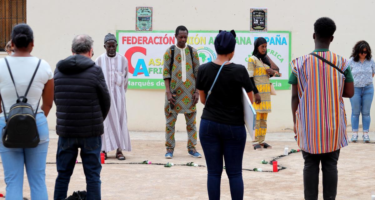 Minuto de silencio en memoria de los dos temporeros fallecidos en València.