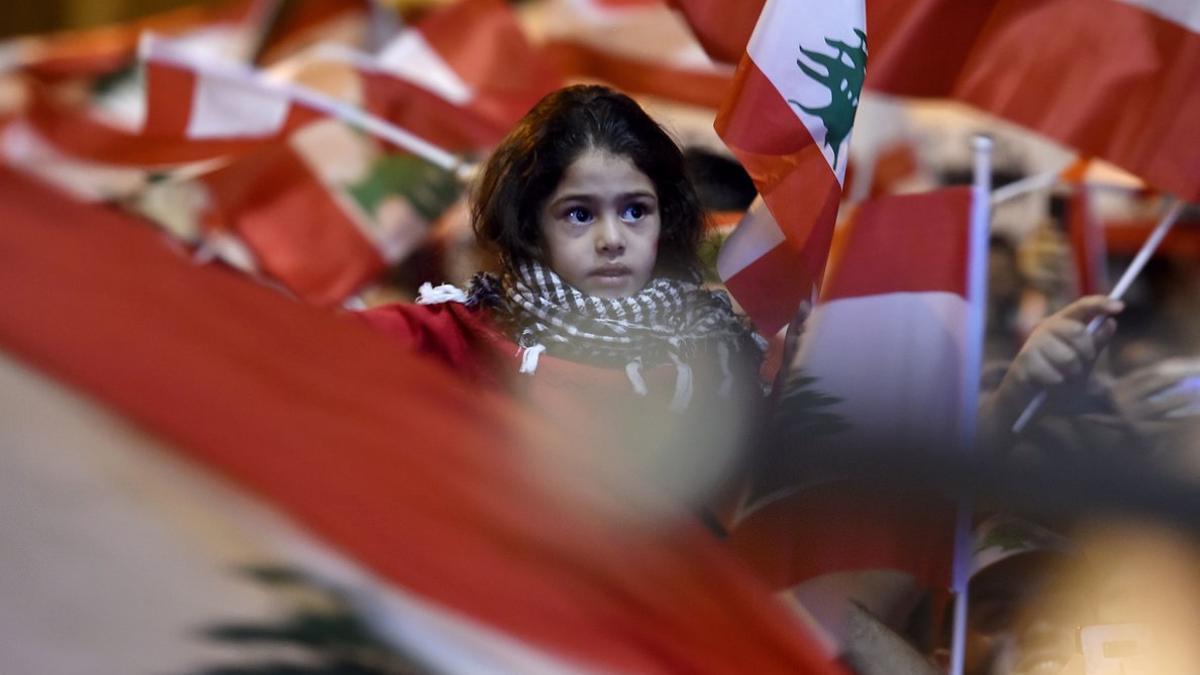 Una niña, en la manifestación de este domingo en Beirut.